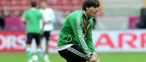 Hat er die Lösung im Stutzen? Bundestrainer Joachim Löw will den Italienern sein Spiel aufdrängen. Das Problem: Italiens Trainer Cesare Prandelli will genau das auch.