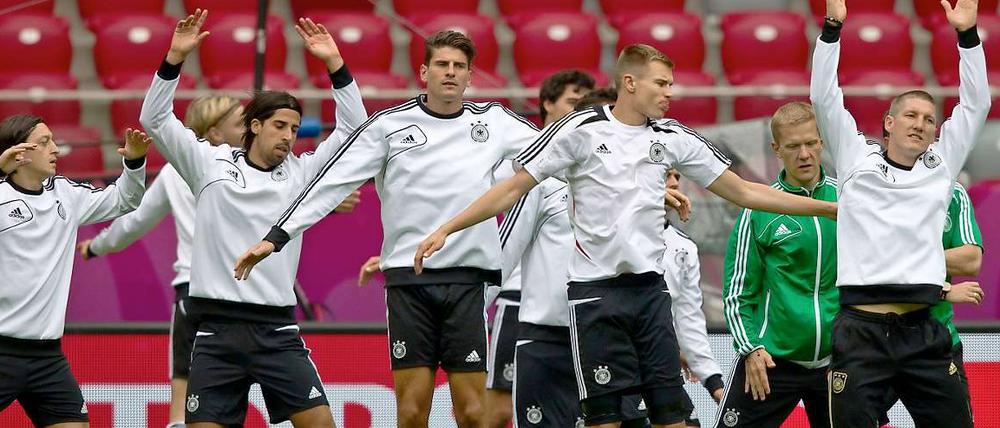 Und dann die Hände zum Himmel... Die DFB-Bubis sehen harmlos aus, wissen aber was sie wollen.