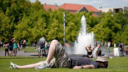 Ab morgen kann auch wieder im Berliner Lustgarten Sonne getankt werden. Die Meteorologen sagen für die nächsten Tage Temperaturen von bis zu 35 Grad voraus.
