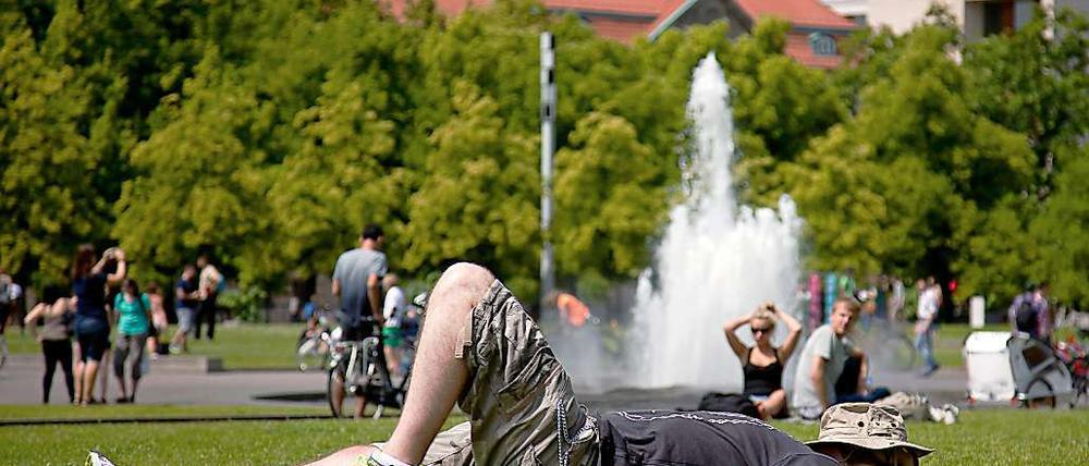 Ab morgen kann auch wieder im Berliner Lustgarten Sonne getankt werden. Die Meteorologen sagen für die nächsten Tage Temperaturen von bis zu 35 Grad voraus.