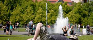 Ab morgen kann auch wieder im Berliner Lustgarten Sonne getankt werden. Die Meteorologen sagen für die nächsten Tage Temperaturen von bis zu 35 Grad voraus.