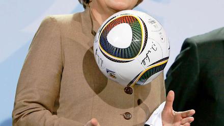 Merkel ist am Ball, aber wie lange noch? Die Kanzlerin muss in der Euro-Krise handeln, statt immer nur Nein zu sagen. 