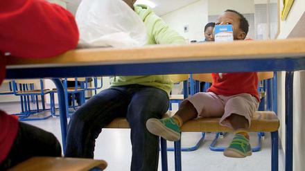 Gerade Kinder - hier Flüchtlinge aus Malawi am Frankfurter Flughafen - sind nach dem deutschen Gesetz nach Ansicht von Menschenrechtlern massiv benachteiligt.