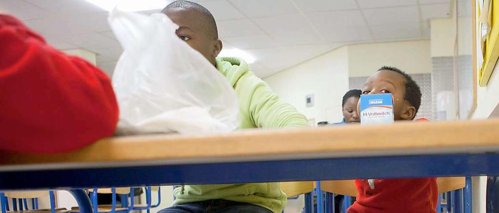 Gerade Kinder - hier Flüchtlinge aus Malawi am Frankfurter Flughafen - sind nach dem deutschen Gesetz nach Ansicht von Menschenrechtlern massiv benachteiligt.