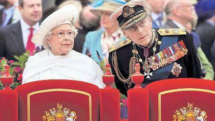 Zu viele Promis, zu wenig Niveau. Die BBC wurde auch für ihre Berichterstattung zum 60. Thronjubiläum der Queen, hier mit Mann Prinz Philip, heftig kritisiert. Foto: dpa