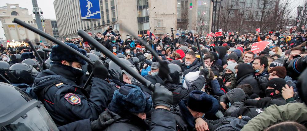 Die russische Staatsmacht geht mit Gewalt gegen Protestanten vor, die sich für Alexej Nawalny einsetzen.