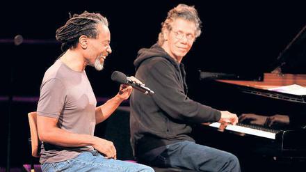 Wer fällt hier wem ins Wort? Bobby McFerrin und Chick Corea in Berlin.