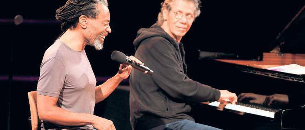 Wer fällt hier wem ins Wort? Bobby McFerrin und Chick Corea in Berlin. 