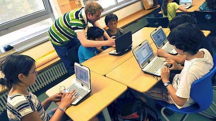 Müssen Kinder überhaupt noch schreiben lernen? Diese Berliner Grundschüler lernen schon am Computer.