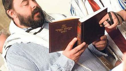 Jahrtausendalte Religionsgeschichte. Hier beten bei einer Beschneidungszeremonie in Budapest ein Rabbi und der Vater für den acht Tage alten Ruben.