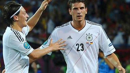 Genial oder rumpelig? Özil oder Gomez?