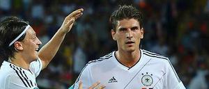Genial oder rumpelig? Özil oder Gomez?