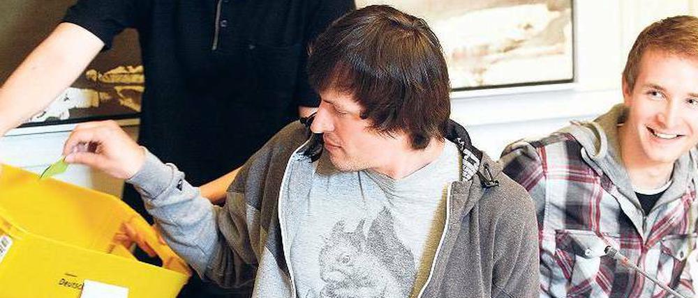 Urnengang. Der Abgeordnete Simon Weiß sammelte am Freitag die Stimmkarten in der Fraktionssitzung der Piraten ein. Andreas Baum (Mitte) wurde im Amt bestätigt, rechts neben ihm Heiko Herberg, der neuer Parlamentarischer Geschäftsführer wurde.