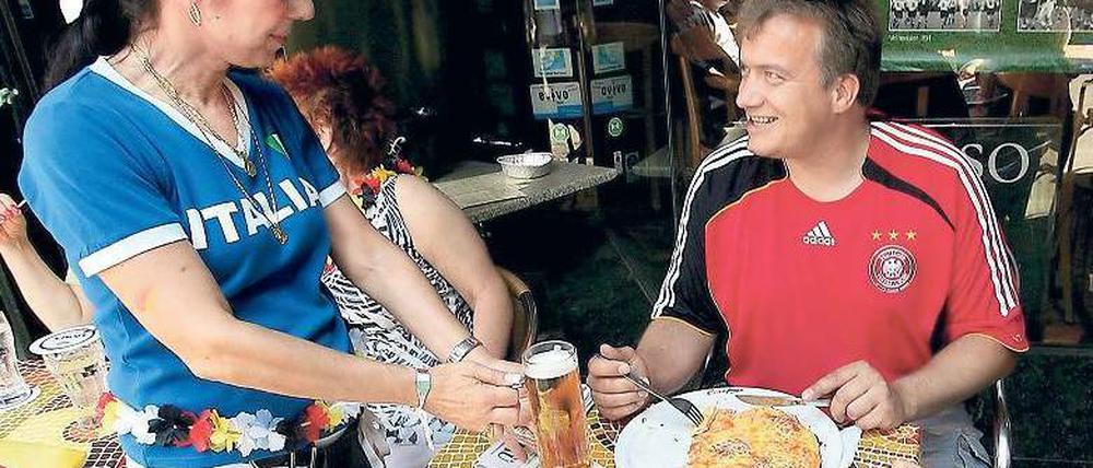 Pizza-Boykott? Nicht alle deutschen Fans verzichten seit dem 0:2 im Halbfinale von 2006 auf italienische Küche. Foto: dpa