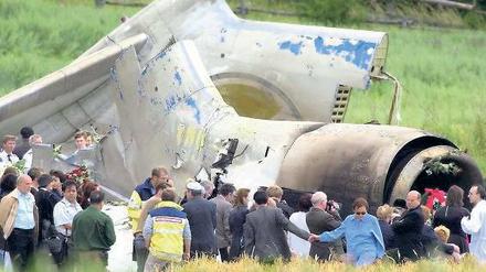 Versagen der Luftraumkontrolle. Angehörige 2002 am Unglücksort. Foto: dpa