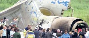 Versagen der Luftraumkontrolle. Angehörige 2002 am Unglücksort. Foto: dpa
