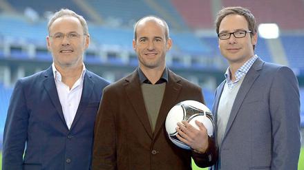 Drei aus der Kiste: Die Fußball-Europameisterschaft ist ein Fernsehereignis aber Experte will gelernt sein: ARD-Moderator Reinhold Beckmann, ARD-FußballexperteMehmet Scholl und ARD-Moderator Matthias Opdenhövel (von links).