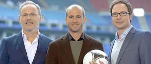 Drei aus der Kiste: Die Fußball-Europameisterschaft ist ein Fernsehereignis aber Experte will gelernt sein: ARD-Moderator Reinhold Beckmann, ARD-FußballexperteMehmet Scholl und ARD-Moderator Matthias Opdenhövel (von links).