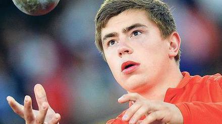 Als wäre es eine Apfelsine. David Storl hat sein Sportgerät im Griff. Der 21-Jährige Überraschungs-Weltmeister von 2011 gewann auch bei der Europameisterschaft die Goldmedaille. Damit unterstrich er seine Medaillenambitionen bei den Olympischen Spielen. Foto: dapd