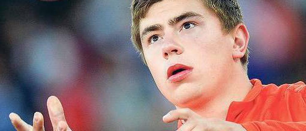 Als wäre es eine Apfelsine. David Storl hat sein Sportgerät im Griff. Der 21-Jährige Überraschungs-Weltmeister von 2011 gewann auch bei der Europameisterschaft die Goldmedaille. Damit unterstrich er seine Medaillenambitionen bei den Olympischen Spielen. Foto: dapd