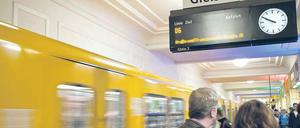 Aussteigen, bitte. Der U-Bahnhof Friedrichstraße wird für rund 16 Monate Endstation für Züge aus Alt-Tegel. Deshalb baut die BVG eine weitere Ausgangstreppe. Foto: dpa