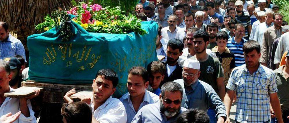 Dieses Foto wurde von der syrischen Opposition veröffentlicht und soll das Begräbnis eines Opfers der Kämpfe zeigen. Informationen objektiv zu überprüfen, ist im Moment nur schwer möglich.