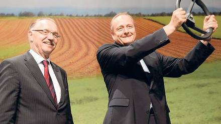 Das muss wohl ein Traktorlenkrad sein, das Gerd Sonnleitner (links) am Mittwoch in Fürstenfeldbruck seinem Nachfolger Joachim Rukwied übergab. Foto: dapd