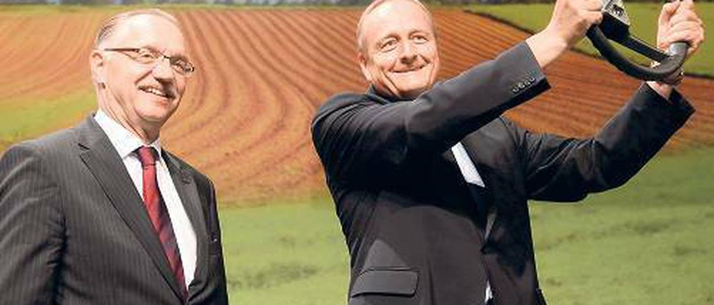 Das muss wohl ein Traktorlenkrad sein, das Gerd Sonnleitner (links) am Mittwoch in Fürstenfeldbruck seinem Nachfolger Joachim Rukwied übergab. Foto: dapd