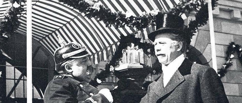 Kaisers Zeiten. Der erste Spielfilm über das Hotel Adlon entstand 1955 unter der Regie Josef von Bákys. Den Hotelgründer spielte Werner Hinz. Foto: pa/KPA