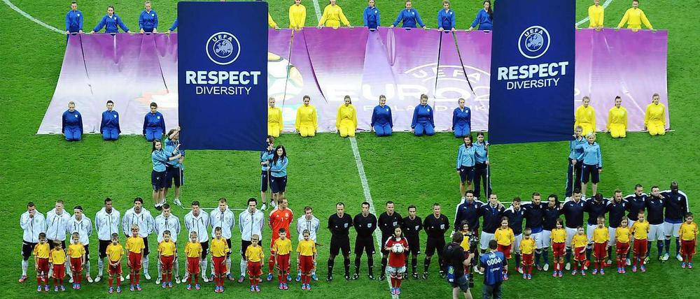 Das deutsche Nationalteam vor dem Spiel gegen die Italiener. Nicht allen deutschen Spieler sangen die Nationalhymne mit. 