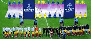 Das deutsche Nationalteam vor dem Spiel gegen die Italiener. Nicht allen deutschen Spieler sangen die Nationalhymne mit. 