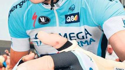 Schmerz dabei. Tony Martin fährt mit Kahnbeinbruch in der linken Hand.