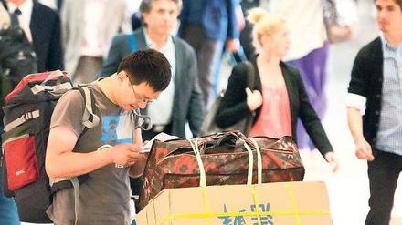 Überblick behalten. In Tegel ist es zum Ferienbeginn enger als je zuvor. Foto: dpa