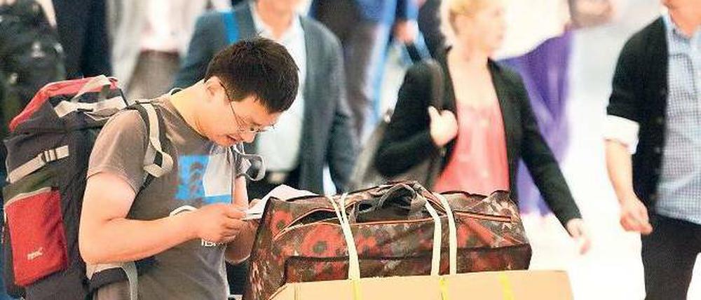 Überblick behalten. In Tegel ist es zum Ferienbeginn enger als je zuvor. Foto: dpa