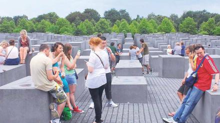 Nachdenklich. Schüler am Berliner Holocaust-Mahnmal. Der Besuch von Gedenkstätten hilft Jugendlichen, ihre historische Wahrnehmung zu verändern, heißt es in der Studie. Die Besuche müssten aber gut vor- und nachbereitet werden.
