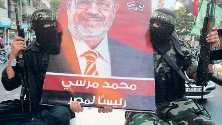 Hoffen auf Unterstützung. Militante Palästinenser in Gaza begrüßen die Wahl des Ex-Muslimbruders Mursi zum ägyptischen Präsidenten. Sie glauben, dass Ägypten sein politisches Gewicht stärker zugunsten der Palästinenser nutzen wird.