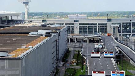 Die Zufahrtsstraßen sind leer. Denn Flugzeuge heben am Flughafen BER noch lange nicht ab.
