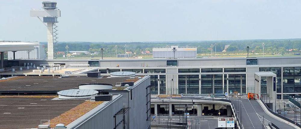 Die Zufahrtsstraßen sind leer. Denn Flugzeuge heben am Flughafen BER noch lange nicht ab.