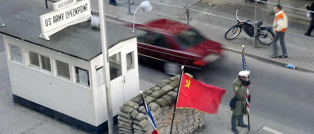 Der Checkpoint Charlie. Ort des Gedenkens mit ramschtouristischem Flair.