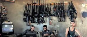 Feuerpause. Kämpfer der „Freien Syrischen Armee“ vor wenigen Tagen in Aleppo im Norden des Landes. Foto: Khalil Hamra/dapd