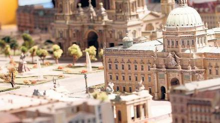Aus Pappe ist das Stadtschloss längst wieder erbaut. Nun sollen die Modelle helfen Spenden für den Wiederaufbau des echten Schlosses zu sammeln.