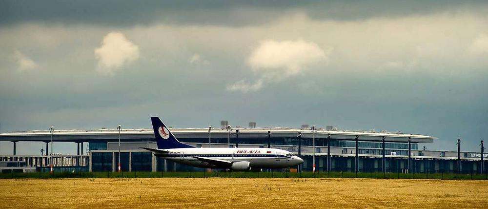 Zwei Schritte vor, einer zurück. Im Terminal des künftigen Großflughafens BER in Schönefeld wird weiter gewerkelt. Die Abflugzeit ist noch ungewiss. 