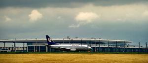 Zwei Schritte vor, einer zurück. Im Terminal des künftigen Großflughafens BER in Schönefeld wird weiter gewerkelt. Die Abflugzeit ist noch ungewiss. 