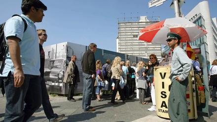 Der Checkpoint Charlie. Ort des Gedenkens mit ramschtouristischem Flair.
