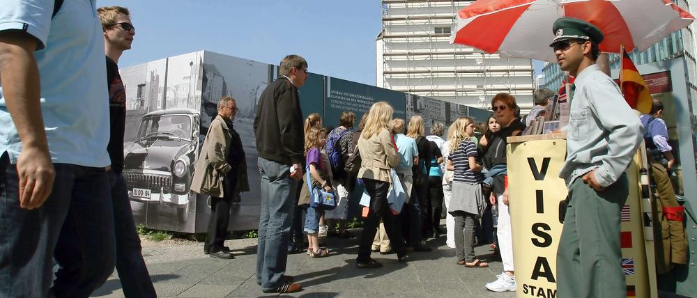 Der Checkpoint Charlie. Ort des Gedenkens mit ramschtouristischem Flair.