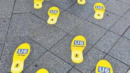 Auf gutem Weg. So zeigt die BVG, wo’s beim Fußmarsch langgeht. Foto: dapd