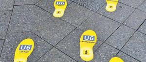 Auf gutem Weg. So zeigt die BVG, wo’s beim Fußmarsch langgeht. Foto: dapd