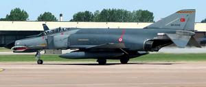 Archivfoto: Eine McDonnell Douglas F-4E Phantom II der türkischen Luftwaffe. Eine Maschine diesen Typs ist am Freitag abgeschossen worden.