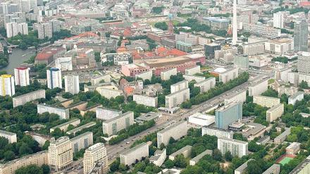 Gut gegen Hitze. Bäume nehmen viel Wärme auf, um Wasser zu verdunsten. Auch breite, gerade Straßenzüge sind gut fürs Stadtklima, weil der Wind durch diese Kanäle die Hitze fortblasen kann. 