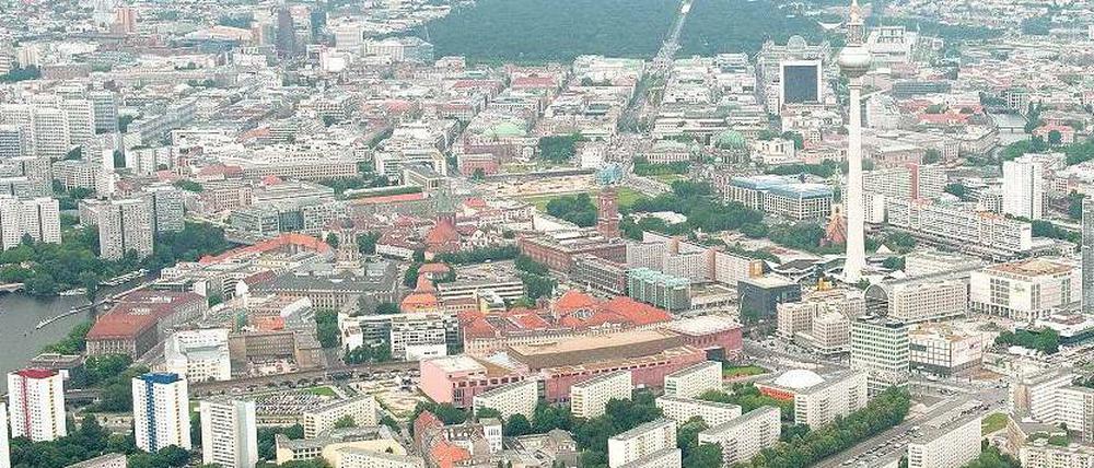 Gut gegen Hitze. Bäume nehmen viel Wärme auf, um Wasser zu verdunsten. Auch breite, gerade Straßenzüge sind gut fürs Stadtklima, weil der Wind durch diese Kanäle die Hitze fortblasen kann.